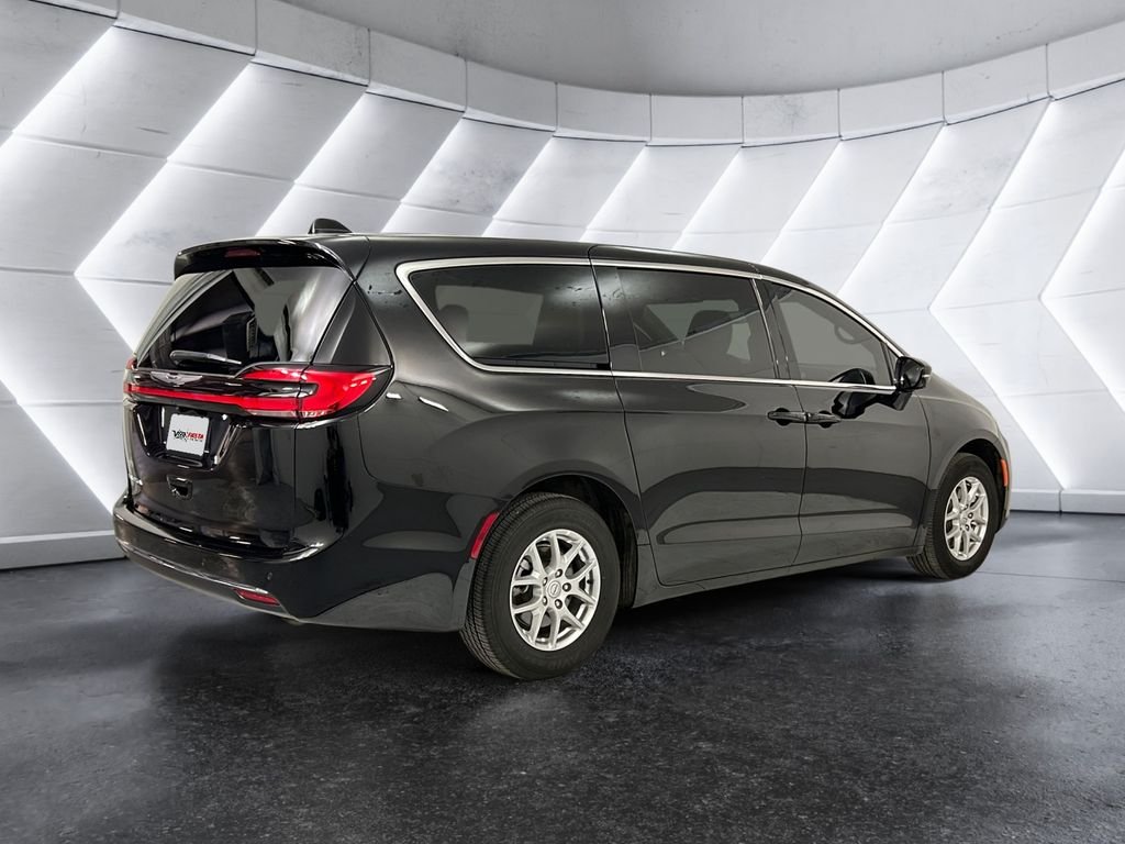 Used 2026 Black Chrysler Select image 4