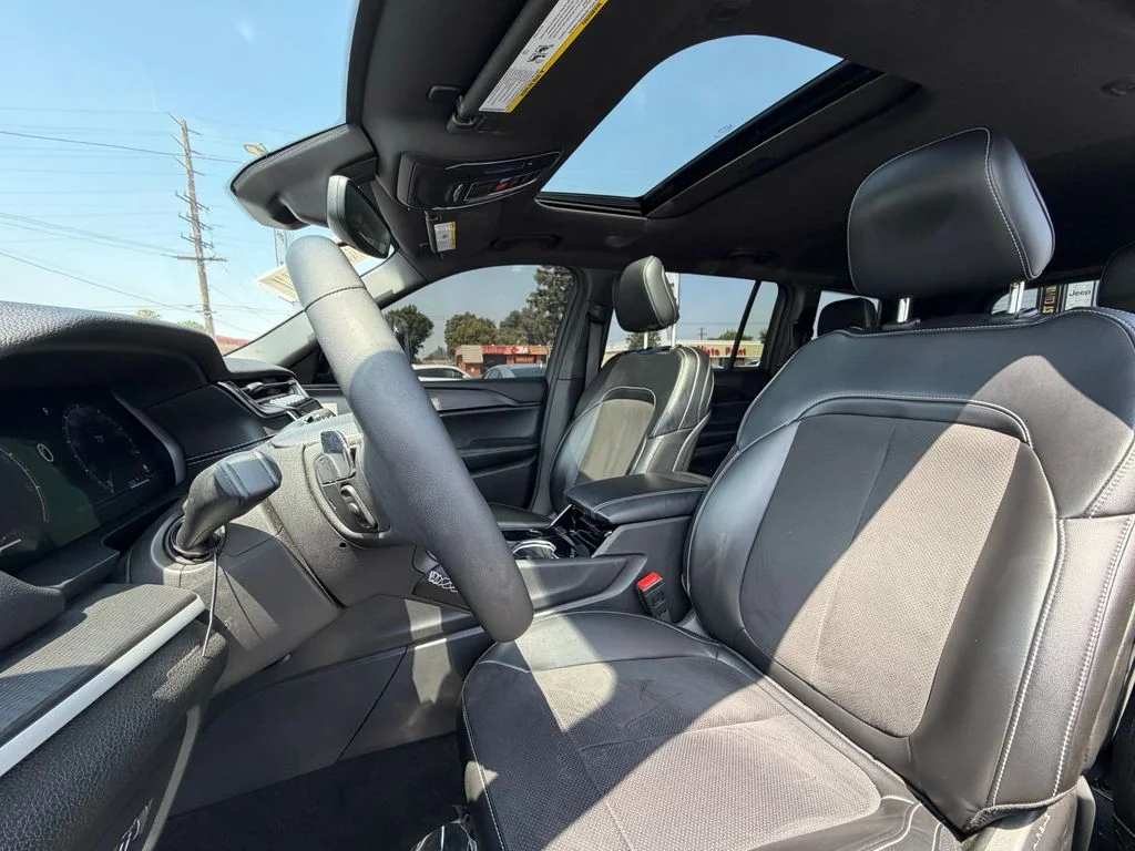 Used 2023 Silver Jeep Altitude image 14