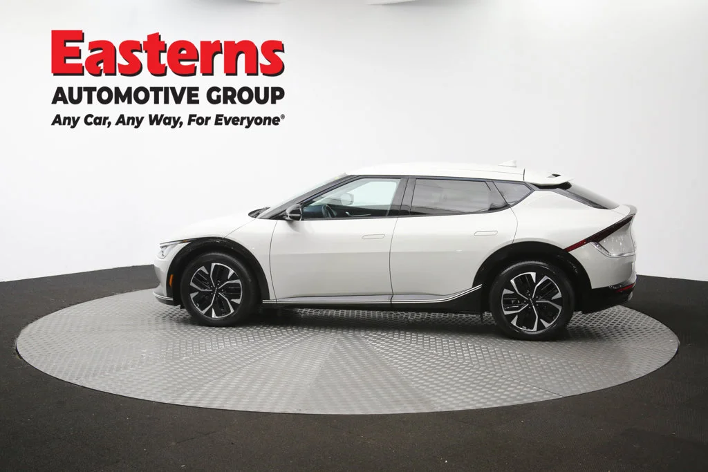 Used 2023 White Kia Wind image 64