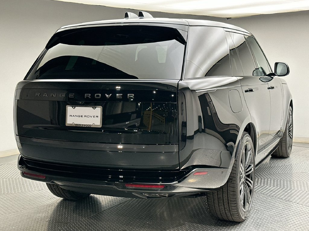 New 2027 Santorini Black Metallic Land Rover SE image 3