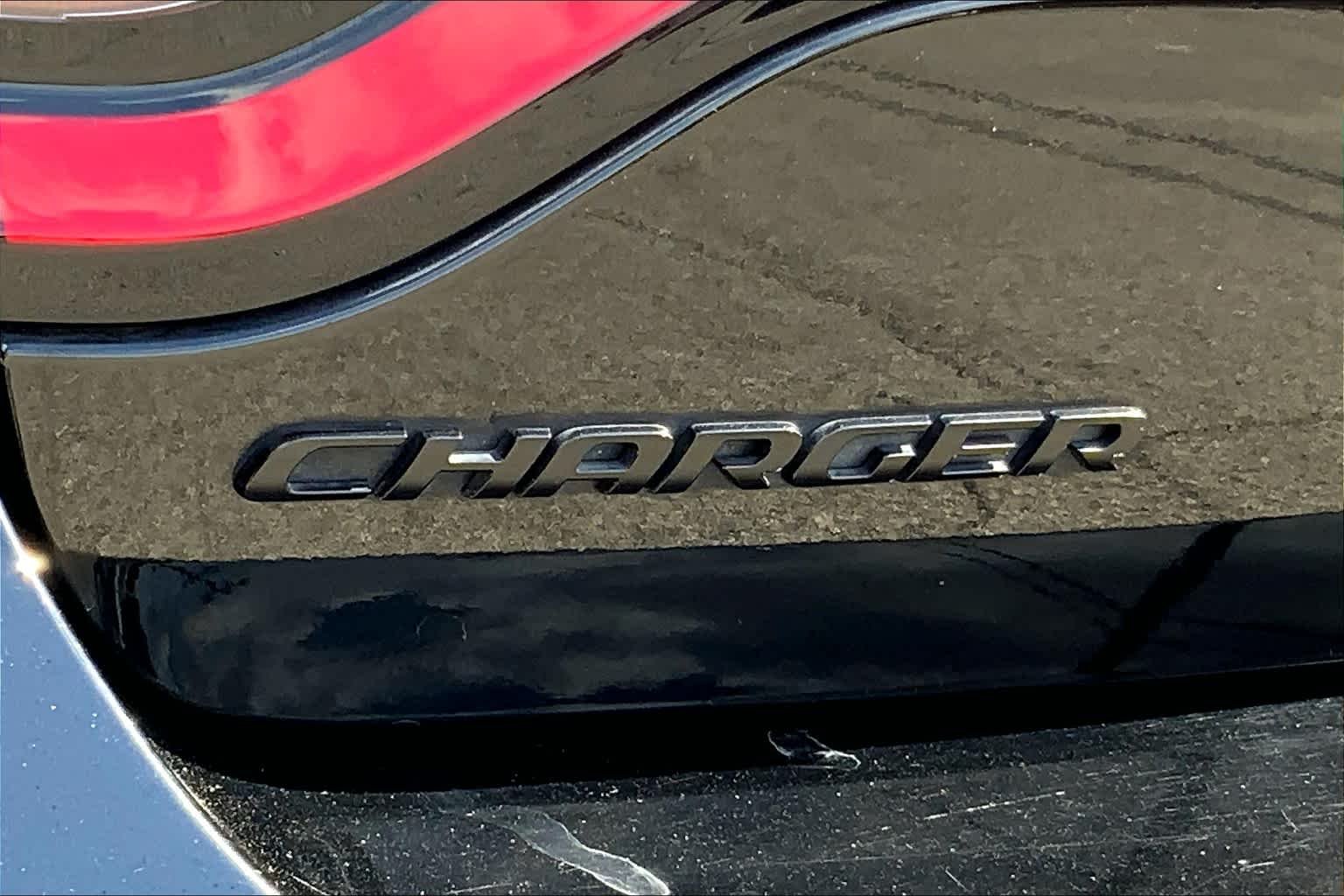 Used 2018 Pitch Black Clearcoat Dodge SXT Plus image 9