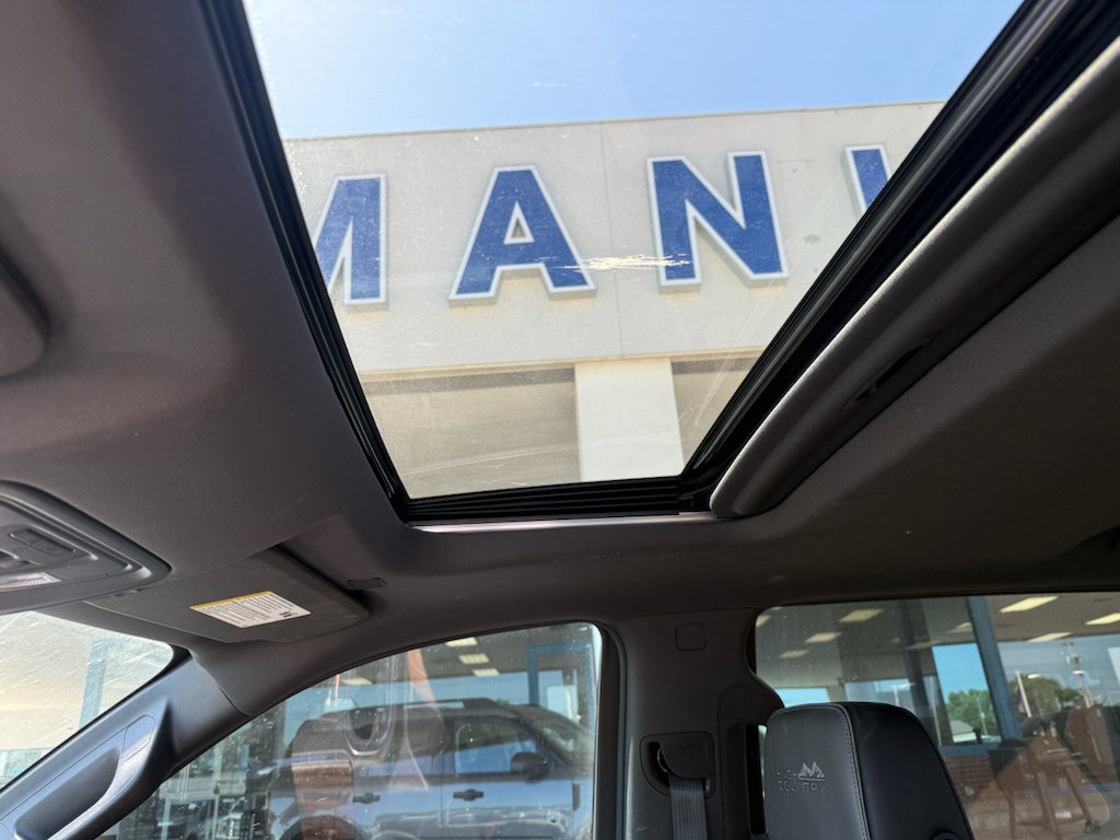 Used 2019 Iridescent Pearl Tricoat Chevrolet High Country image 4