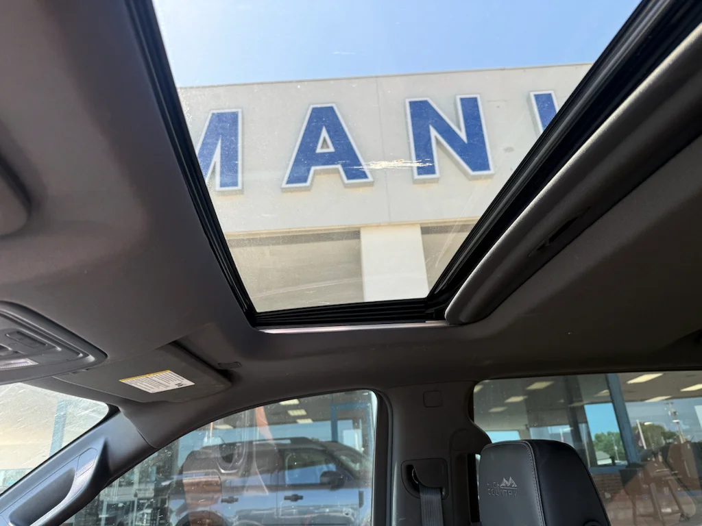 Used 2019 Iridescent Pearl Tricoat Chevrolet High Country image 4