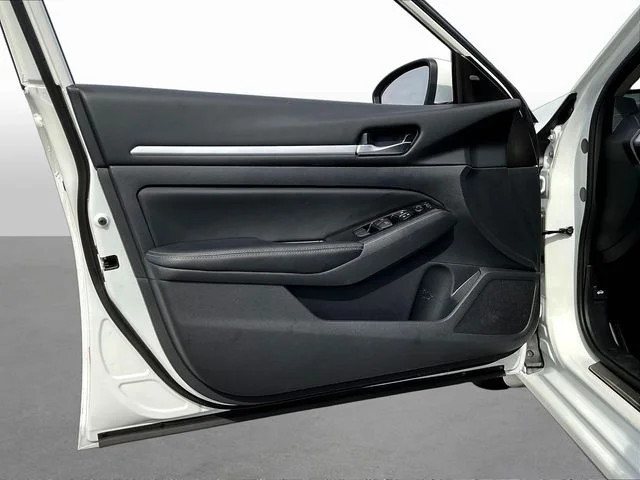 Used 2025 White Nissan 2.5 SL image 21