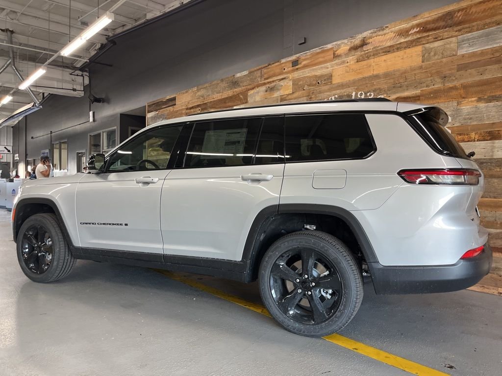 New 2025 Silver Zynith Exterior Paint Jeep Altitude X image 21