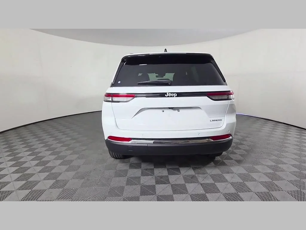 New 2026 Bright White Clear-Coat Exterior Paint Jeep Laredo X image 10