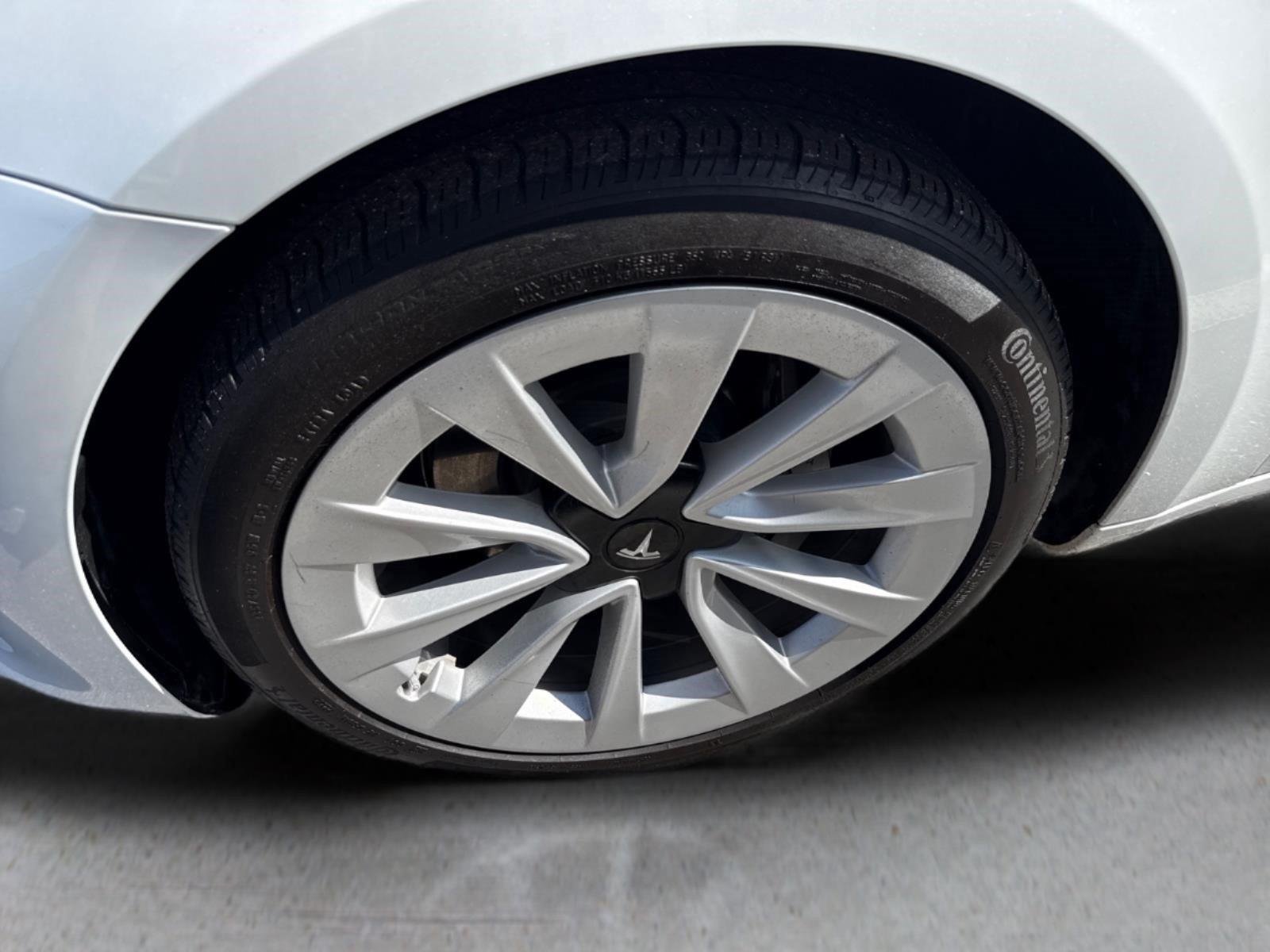 Used 2023  Tesla  image 3