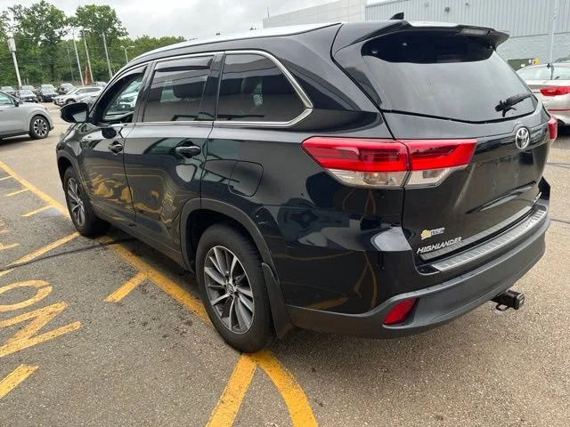 Used 2019 Midnight Black Metallic Toyota XLE image 5