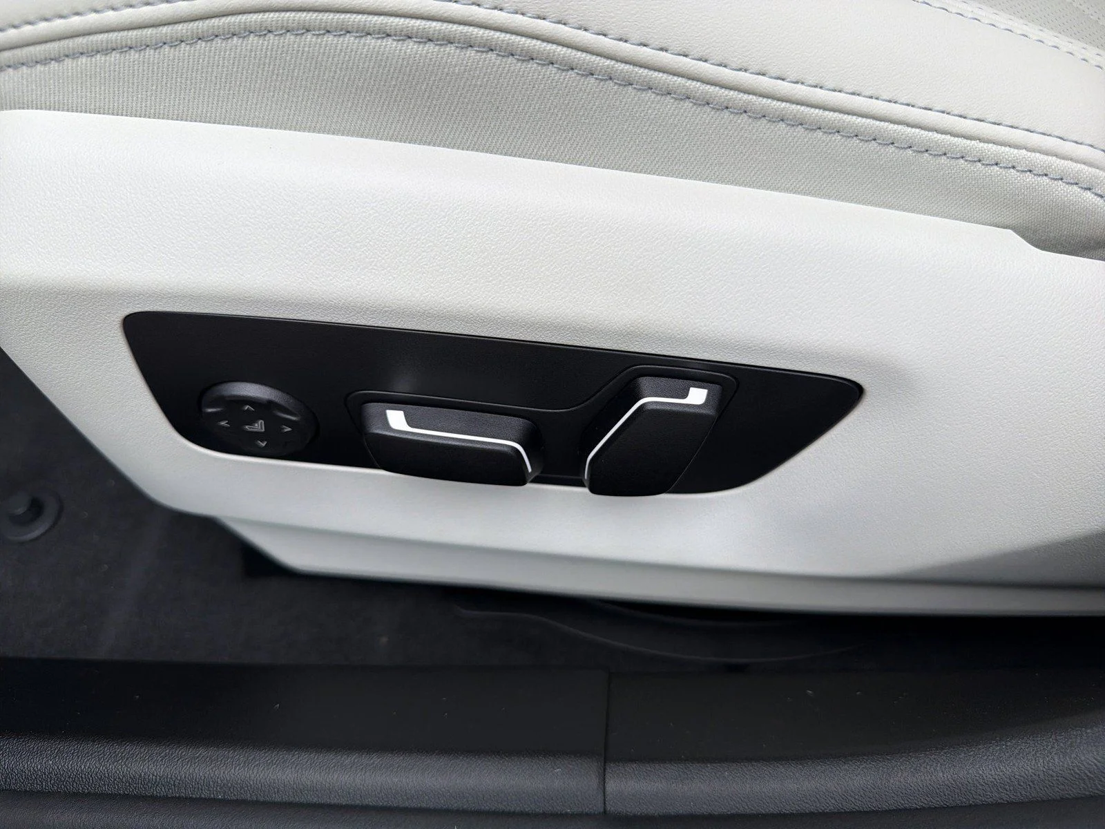 New 2027 Black Sapphire Metallic BMW 530i xDrive image 24