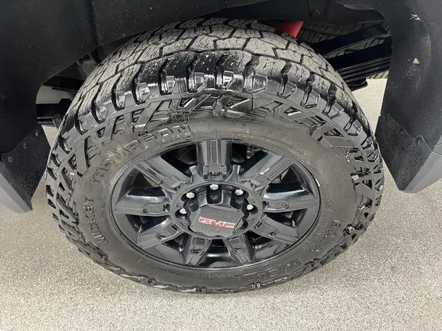 Used 2024 White GMC AT4 image 16