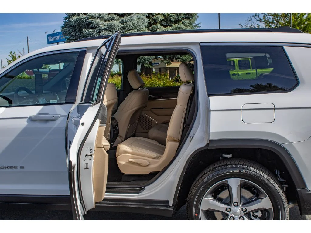 New 2026 Bright White Clear-Coat Exterior Paint Jeep Limited image 17