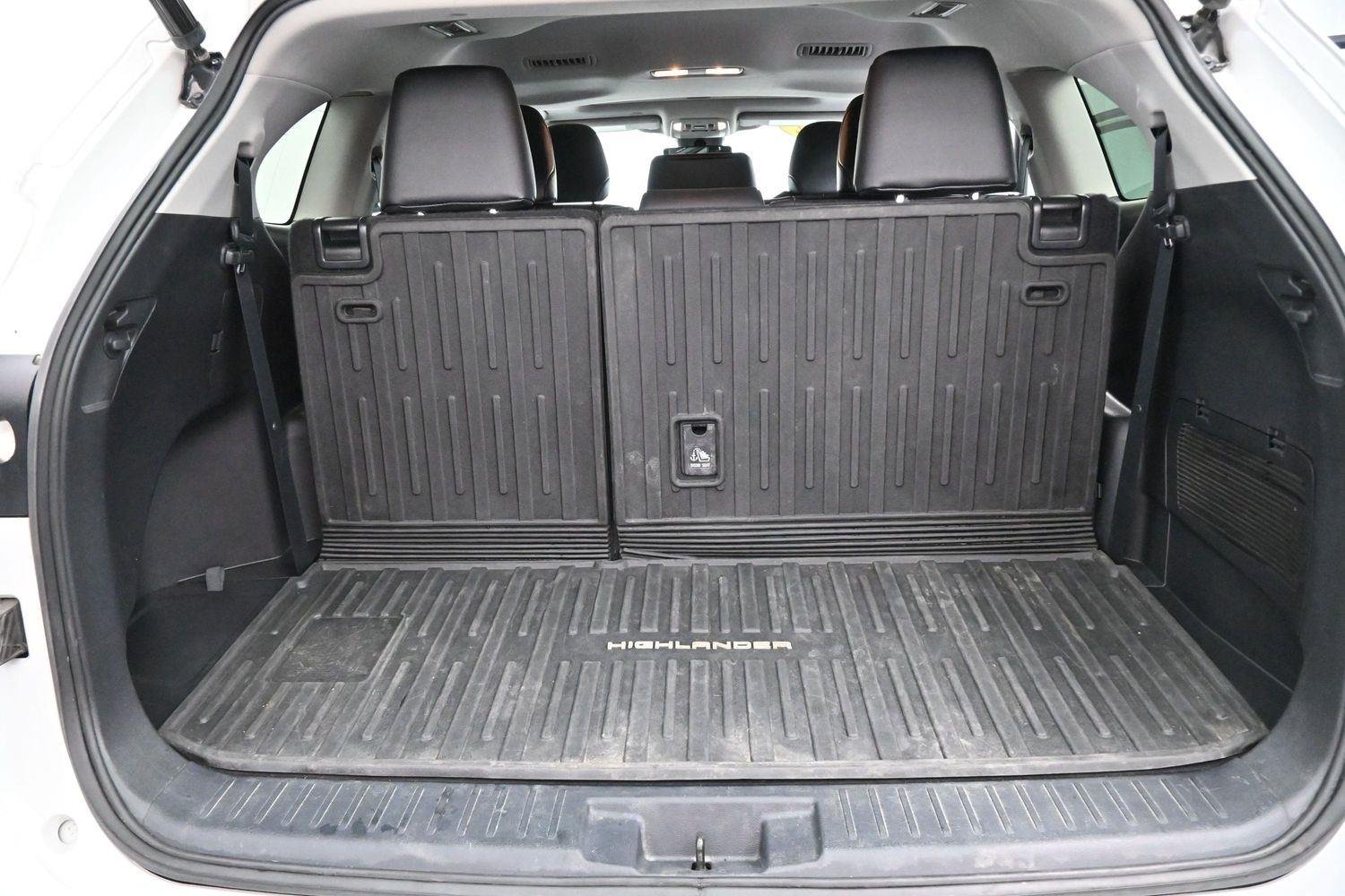 Used 2022 Wind Chill Pearl Toyota XLE image 9