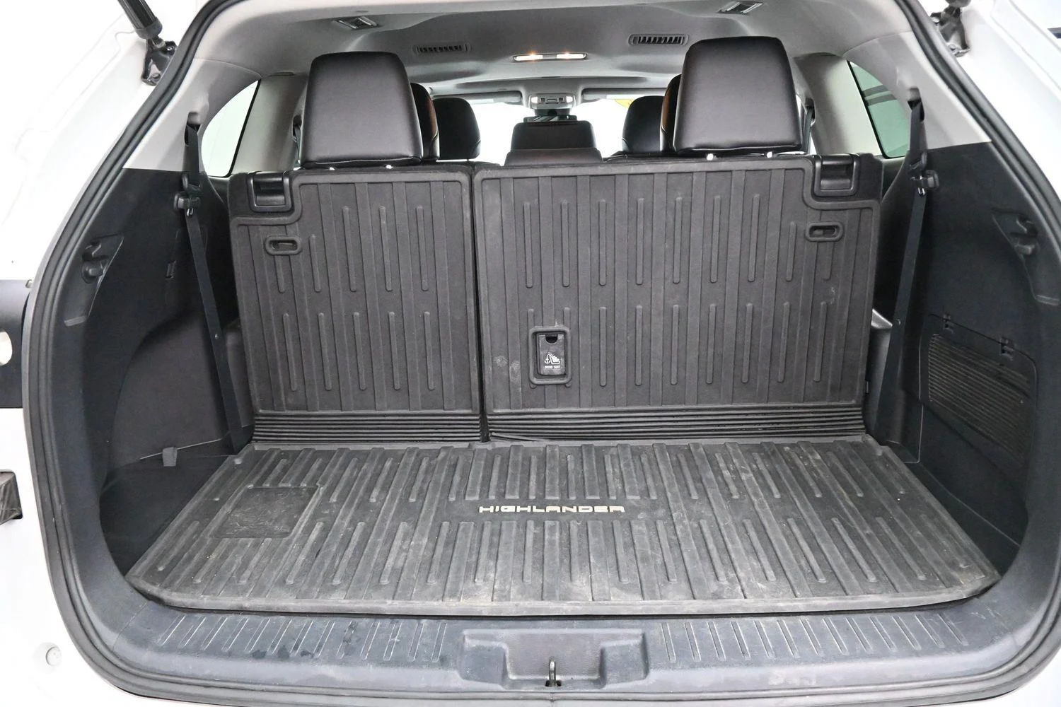 Used 2022 Wind Chill Pearl Toyota XLE image 9