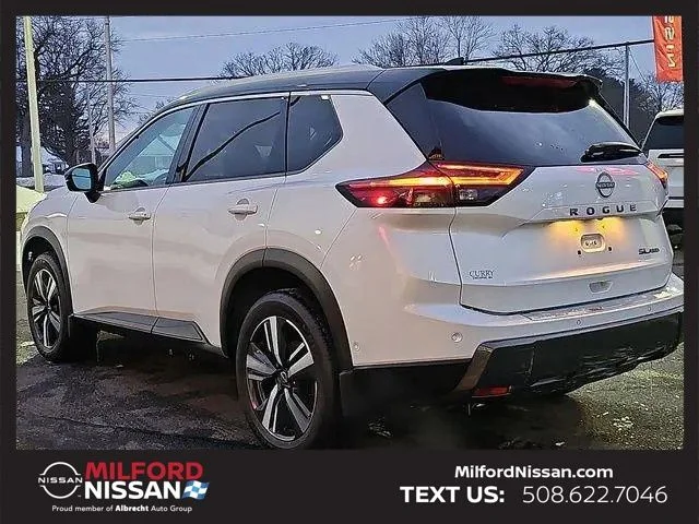 Used 2025 White/off-white Nissan SL image 3