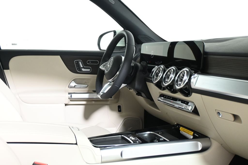 Used 2026 Polar White Mercedes-Benz GLB 250 image 31