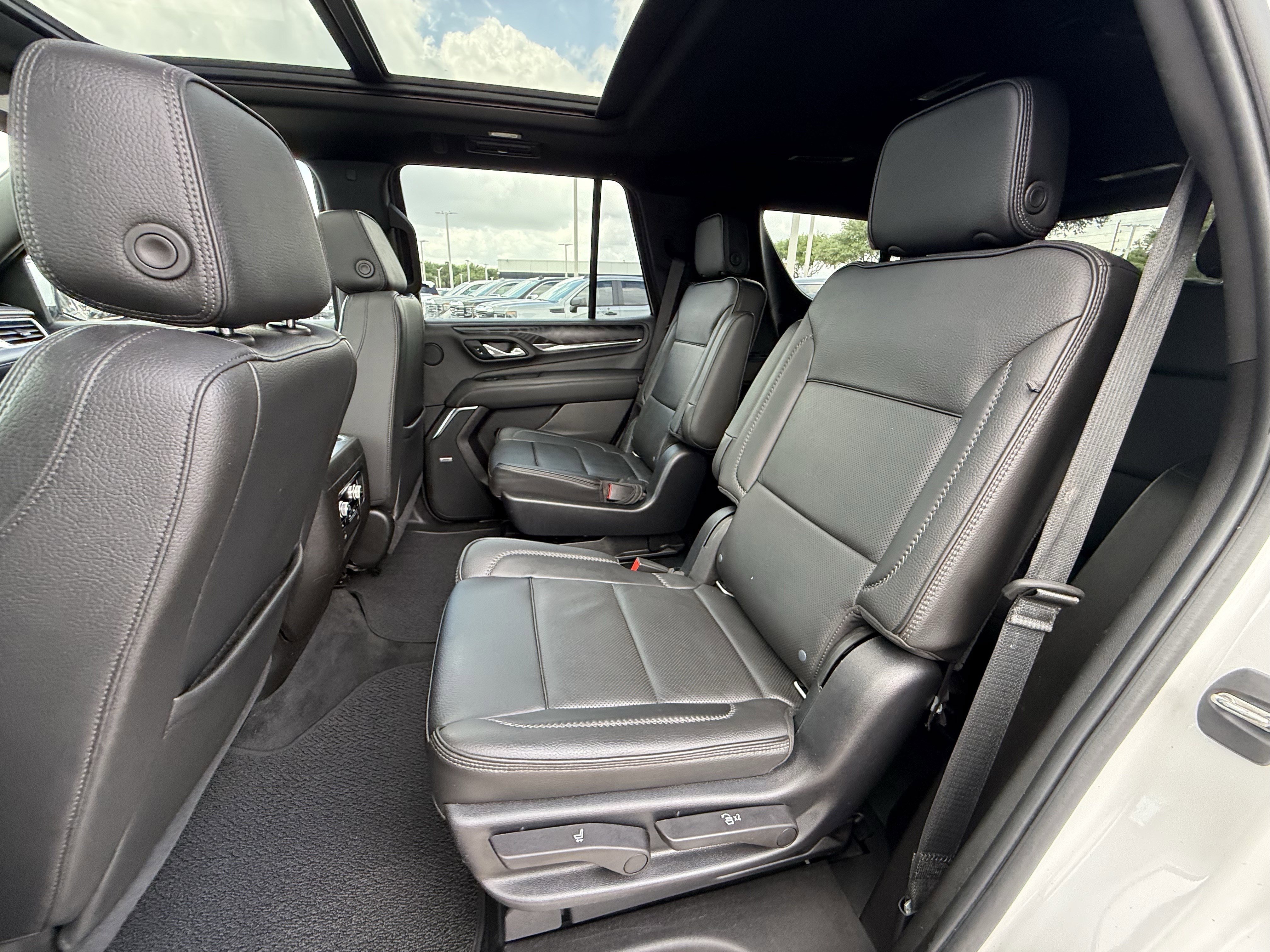 Used 2021 White Frost Tricoat GMC  image 27