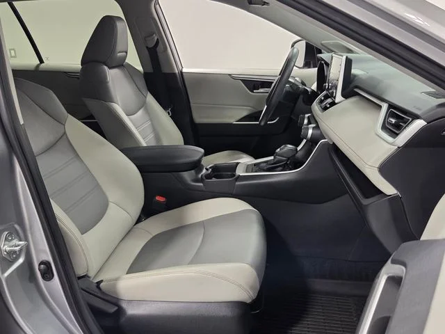 Used 2021 Silver Toyota XLE Premium image 17