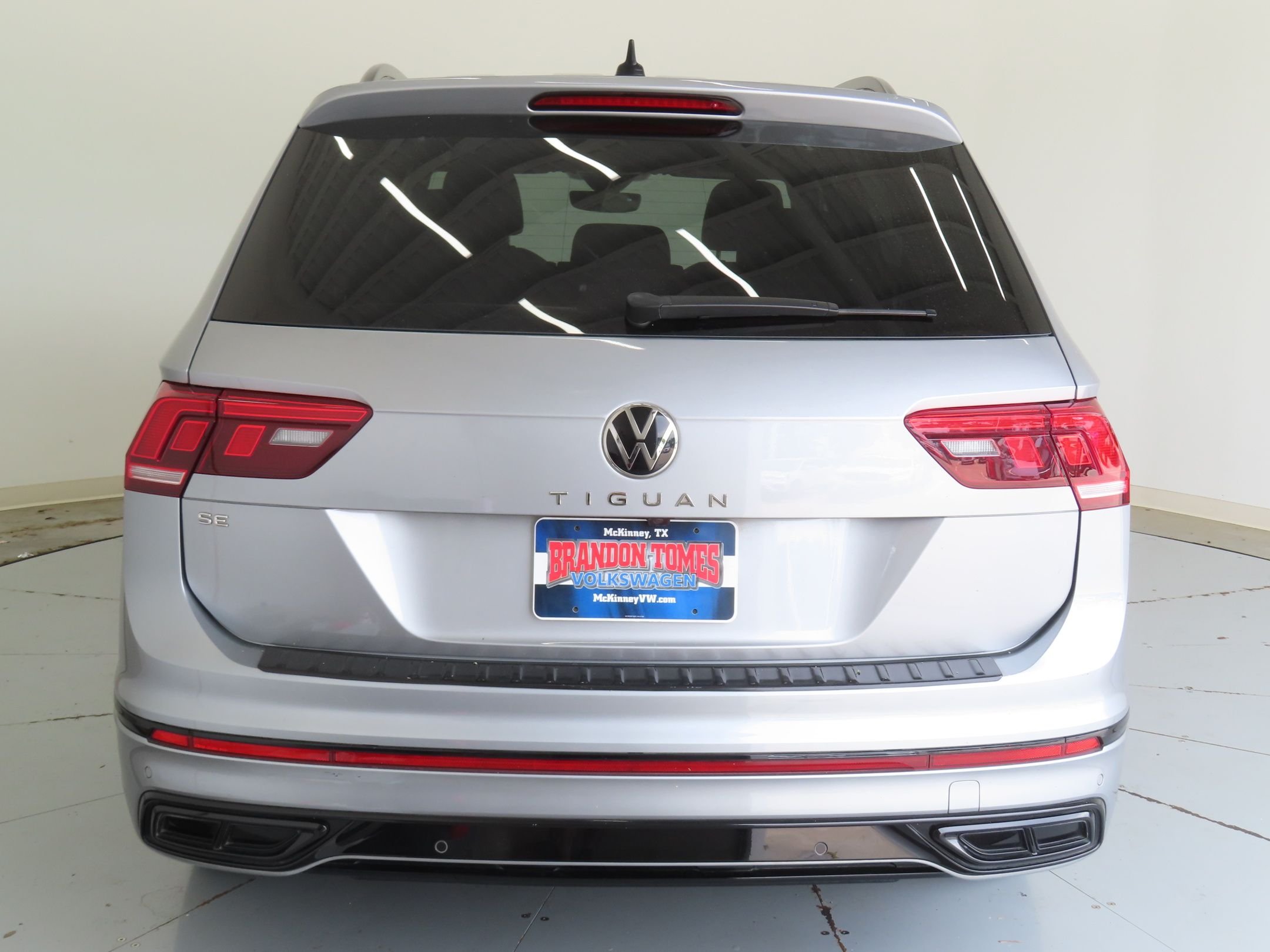 Used 2022 Silver Volkswagen 2.0T SE R-Line Black image 4