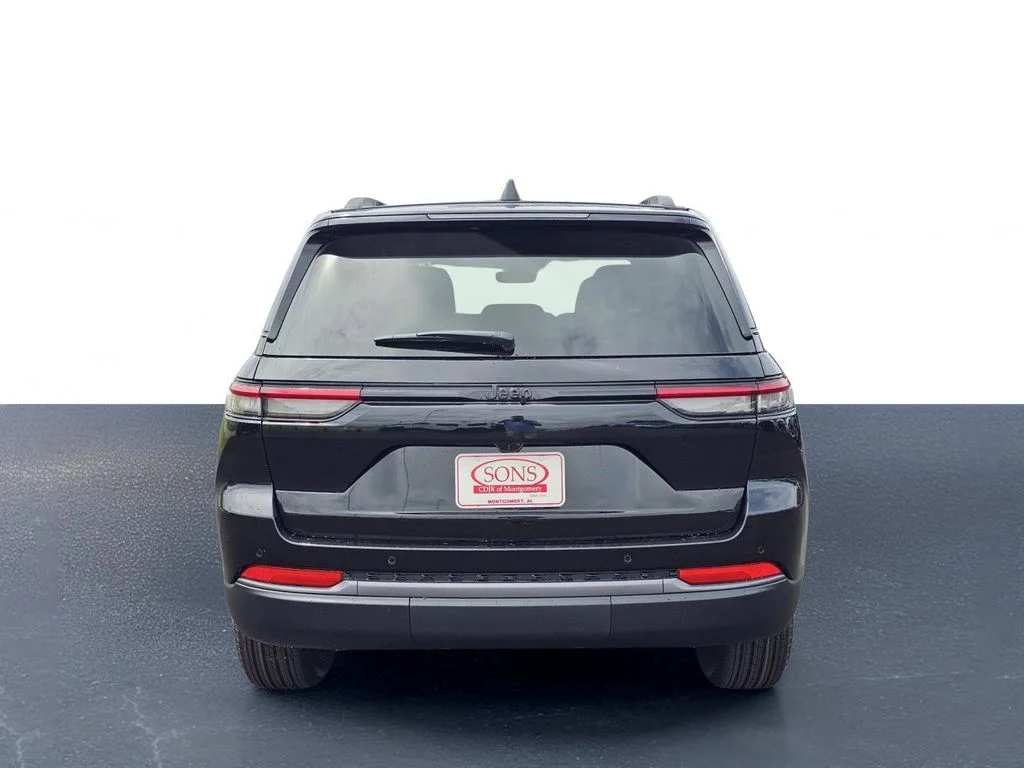 New 2026 Diamond Black Crystal Pearl-Coat Exterior Paint Jeep Laredo Altitude image 10