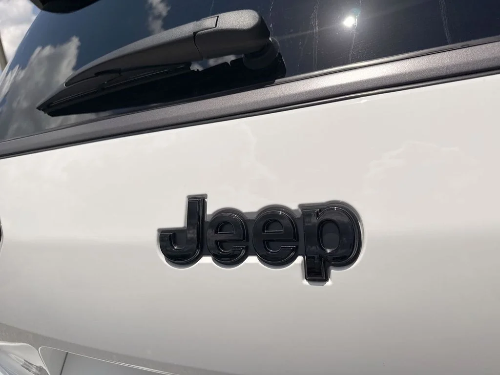 New 2026 Bright White Clear-Coat Exterior Paint Jeep Laredo image 5