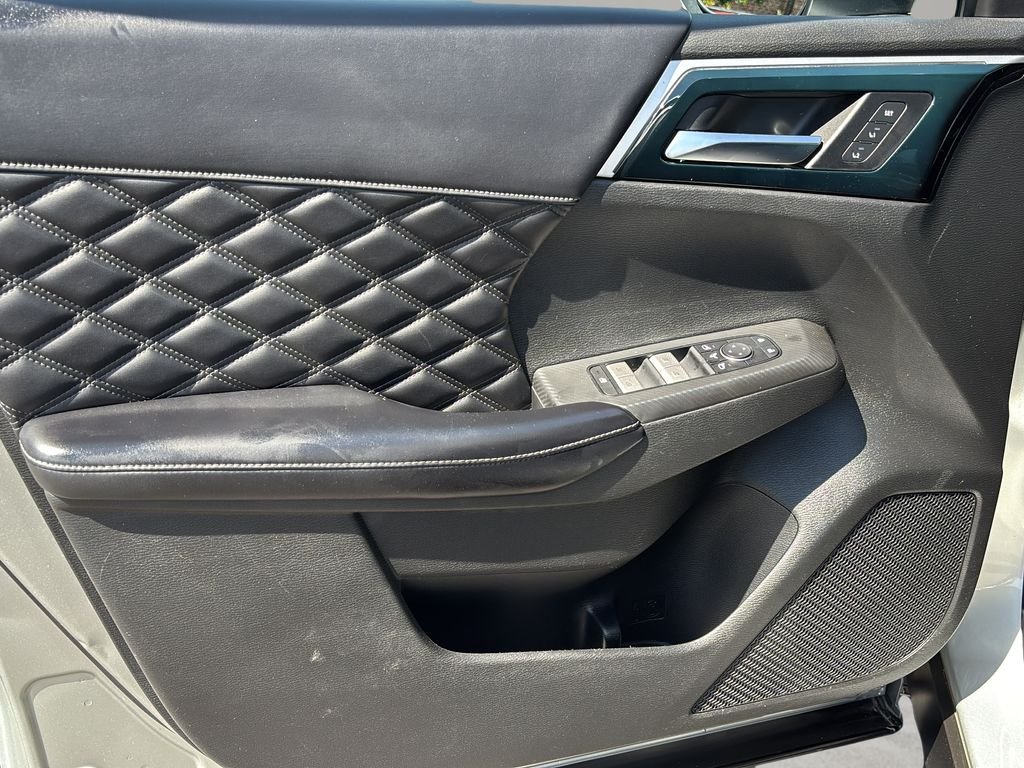 Used 2022 Silver Mitsubishi SEL image 11