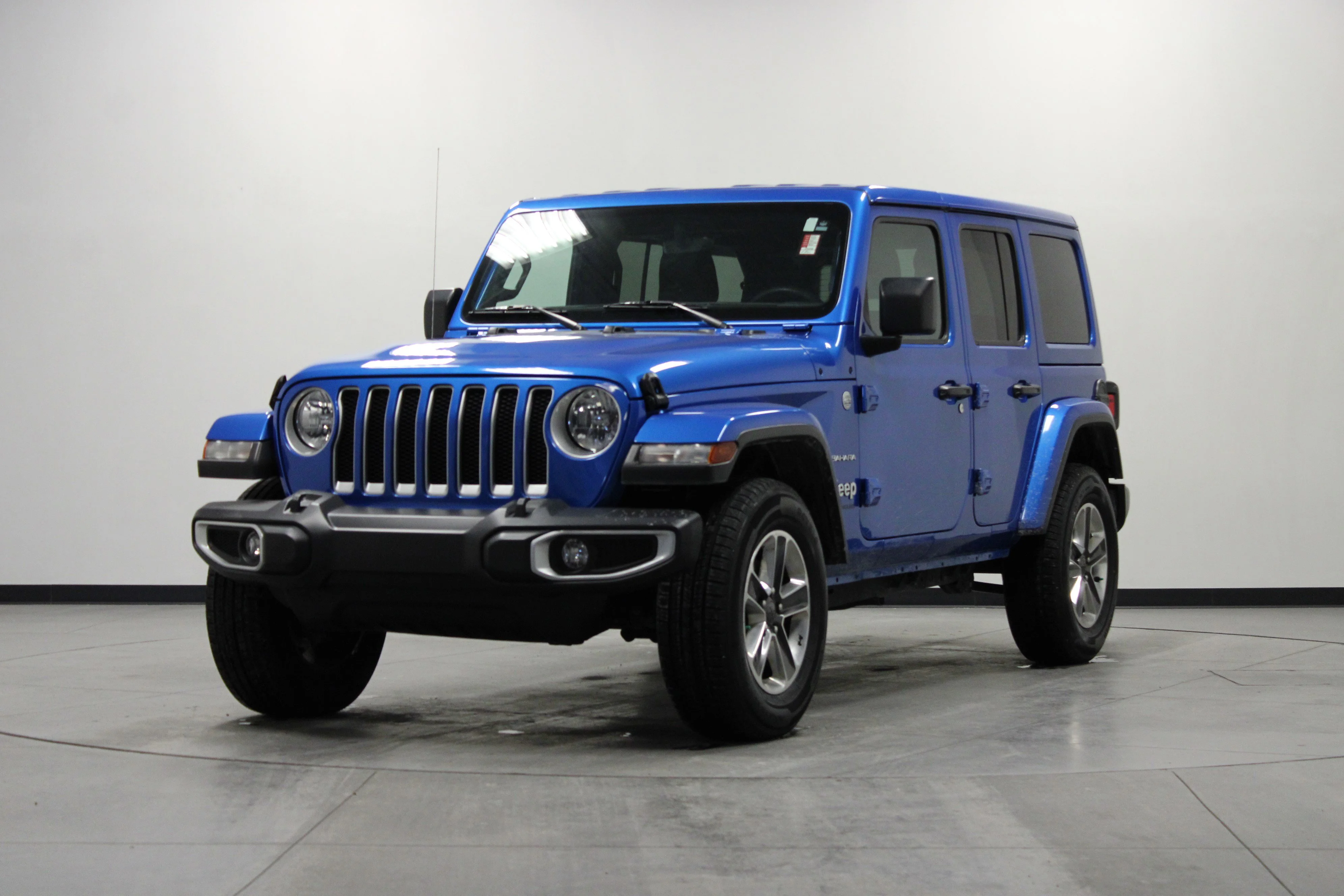 Used 2023 Hydro Blue Pearlcoat Jeep Sahara image 8