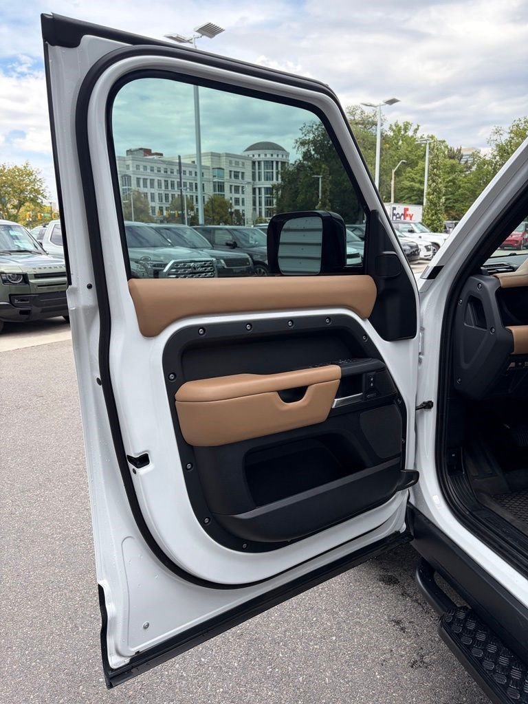 Used 2025 White Land Rover 110 P400 X-Dynamic SE image 16