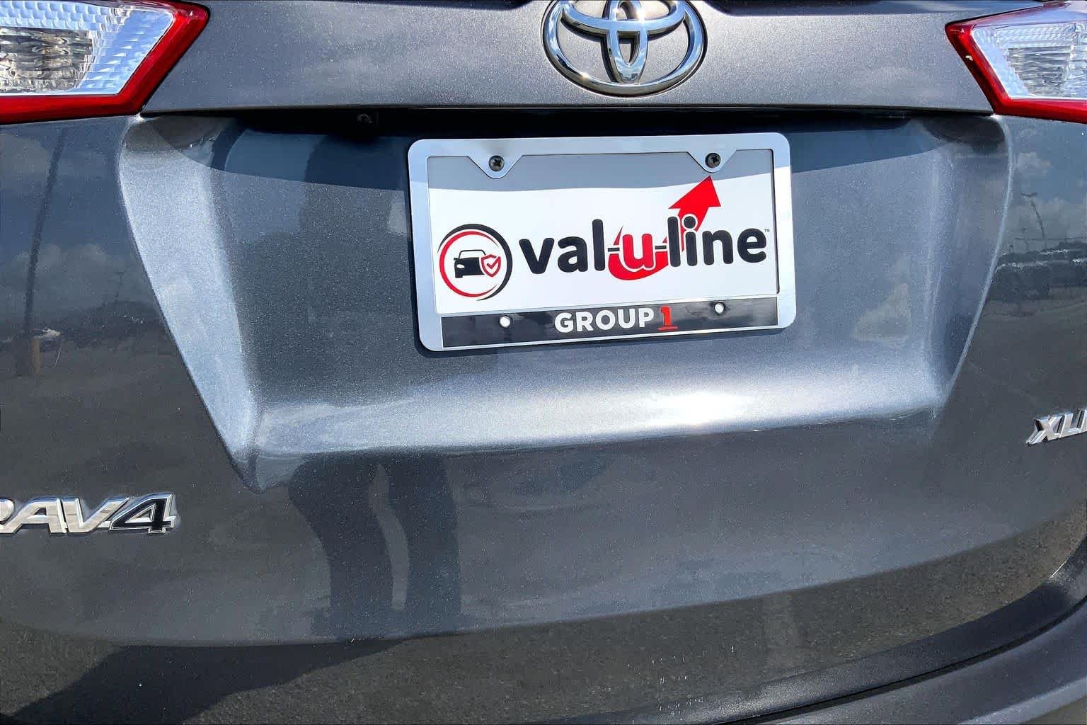 Used 2015 Magnetic Gray Metallic Toyota XLE image 9