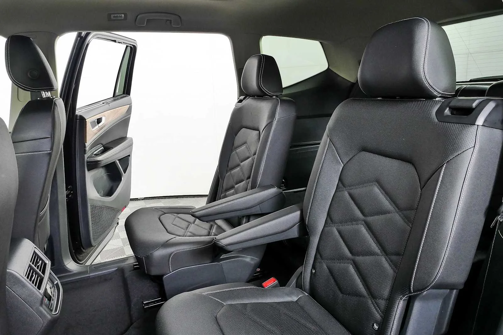New 2026 Deep Black Pearl Volkswagen 2.0T SE w/Technology image 19