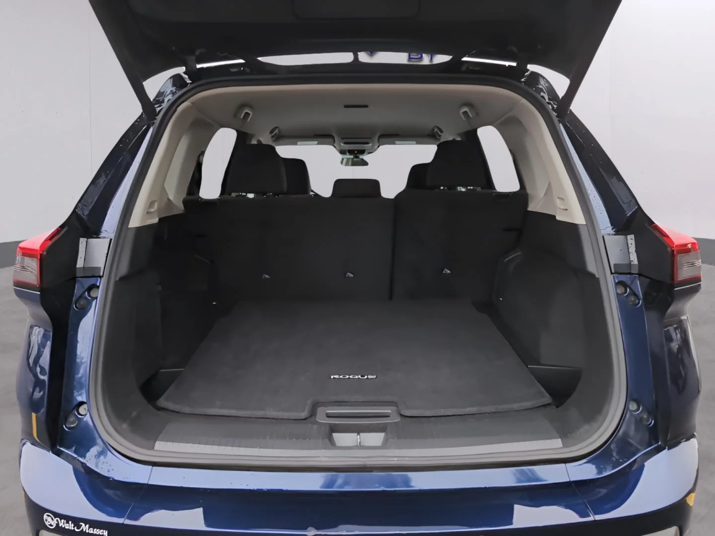 Used 2025 Deep Ocean Blue Pearl Nissan SV image 9