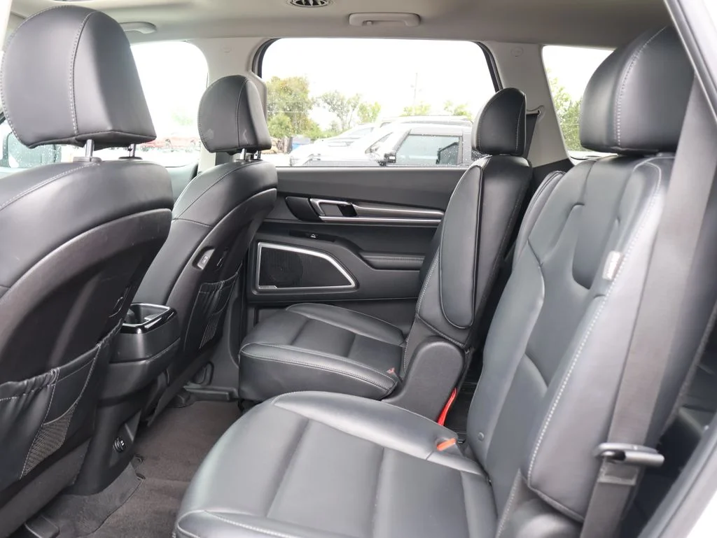 Used 2025 White Kia S image 18
