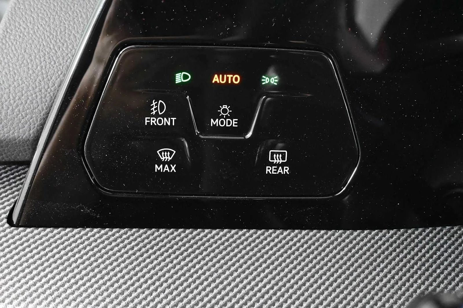 New 2026 Alpine Silver Metallic Volkswagen SE image 20