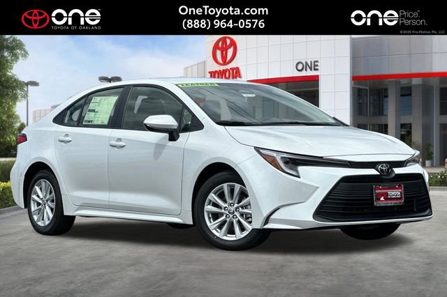New 2026 Wind Chill Pearl <sup>1</sup> Toyota  LE image 2
