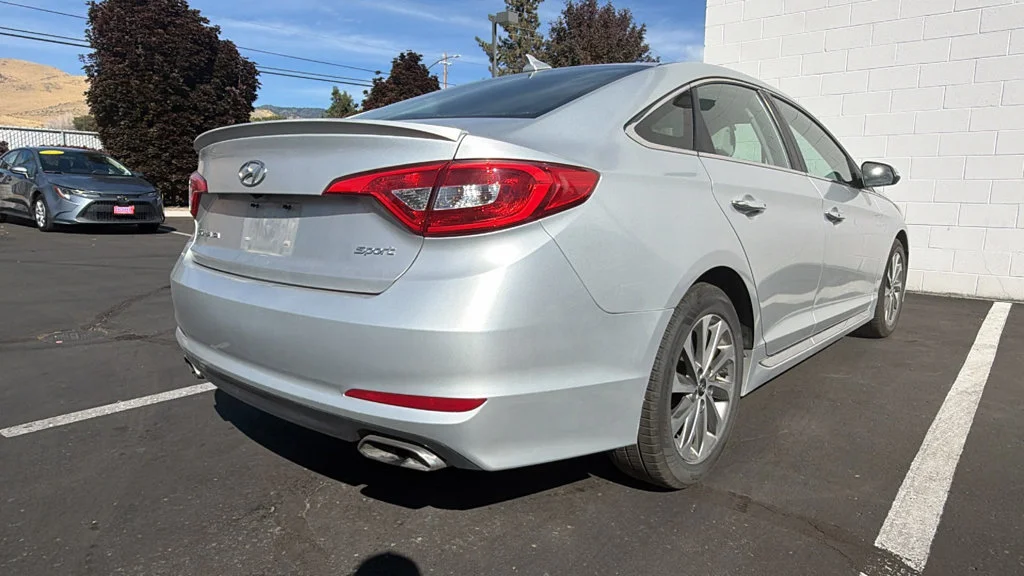 Used 2016 Silver Hyundai Sport image 2