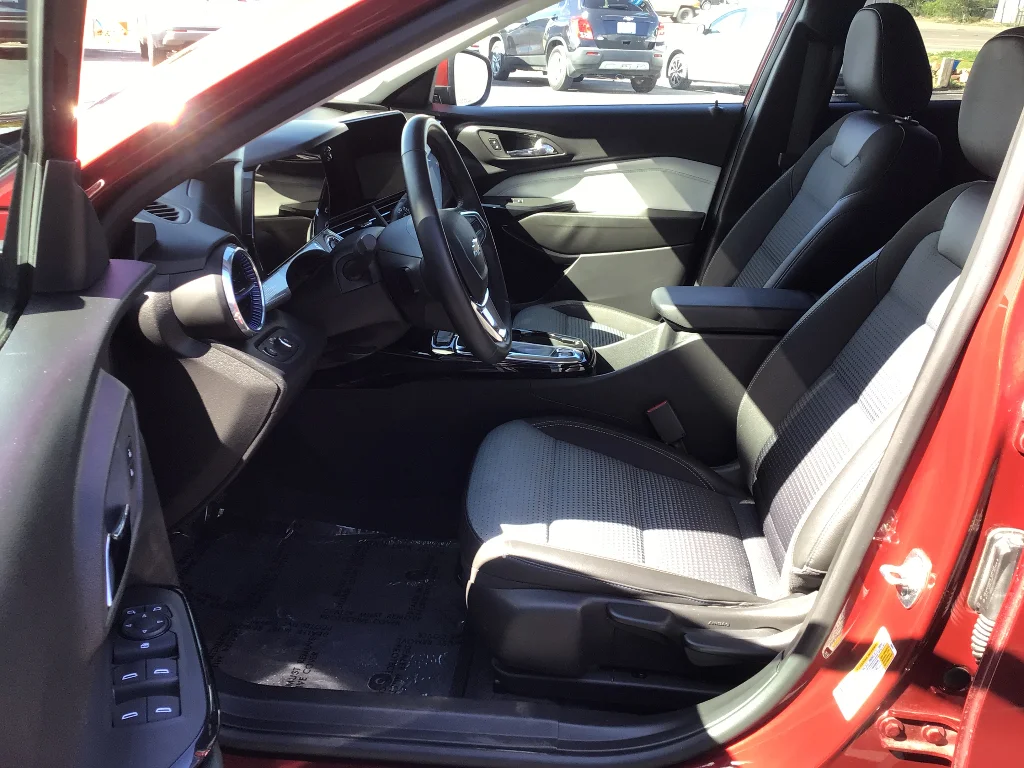 Used 2025 Crimson Metallic Chevrolet LT image 12