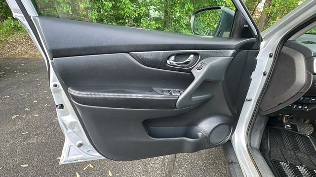 Used 2016 Silver Nissan SL image 24