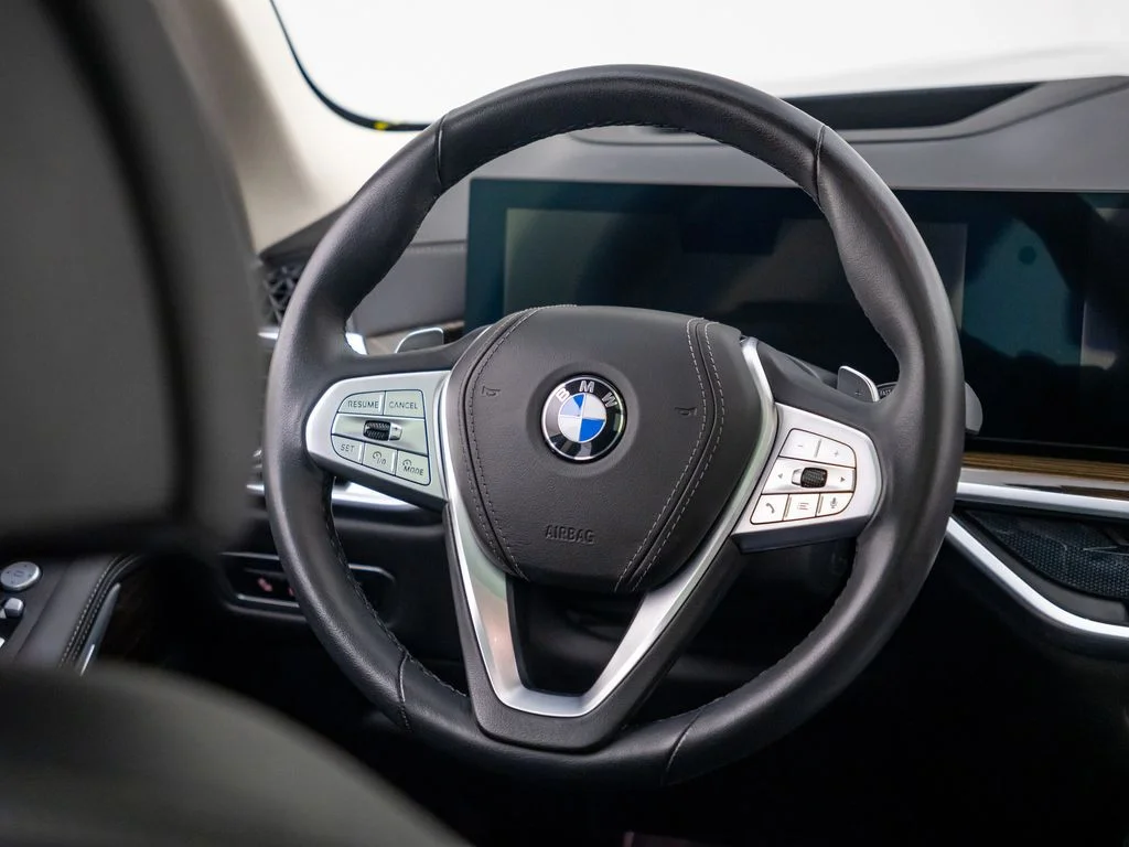 Used 2024 Gray BMW xDrive40i image 11