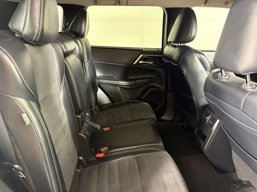 Used 2024 White Mitsubishi SE image 17