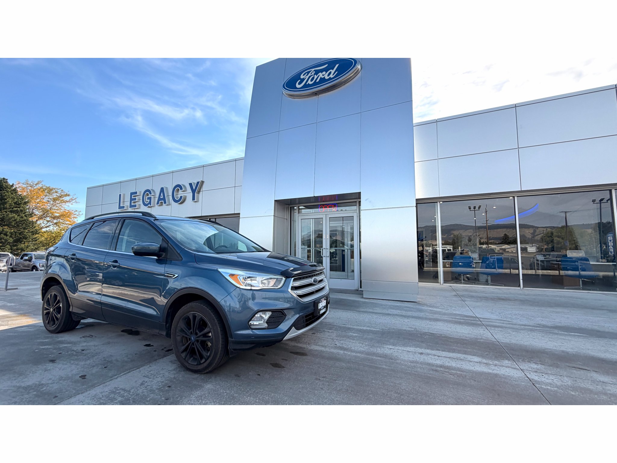 Used 2018 Blue Metallic Ford SE image 1