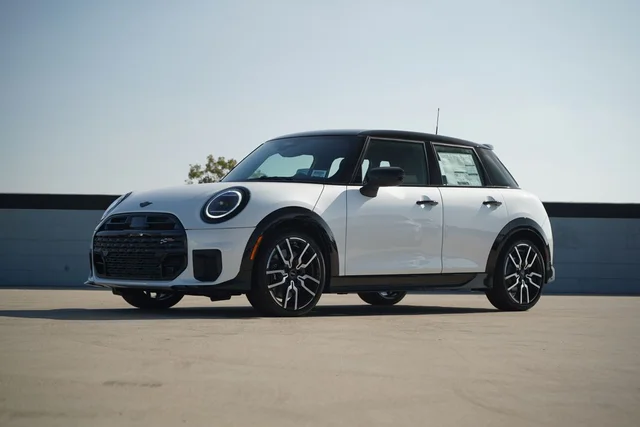 2026 MINI 4 Door Iconic