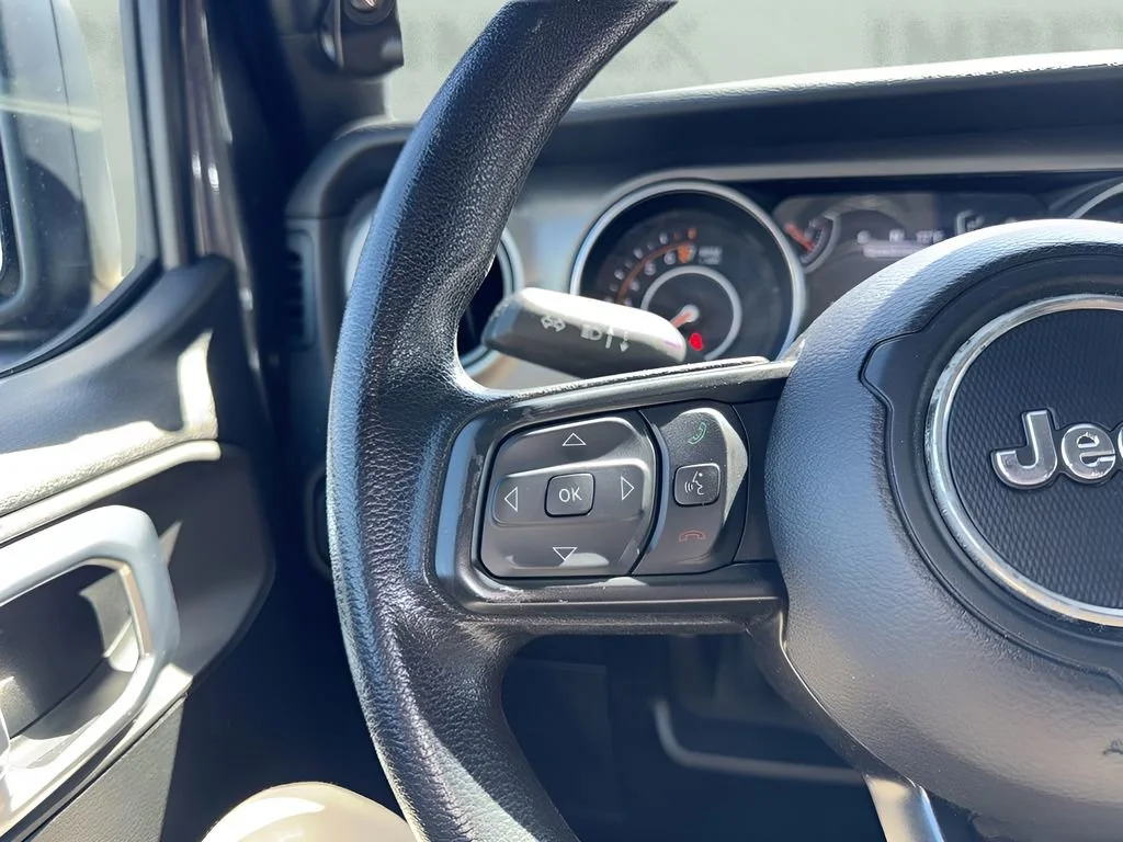Used 2020  Jeep Sport image 14