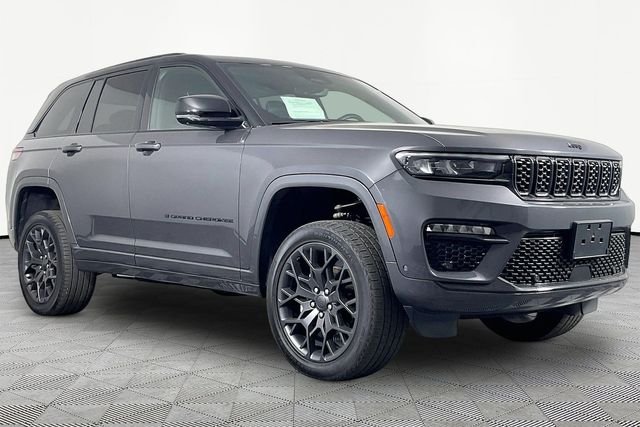 Used 2025 Gray Jeep Summit image 3