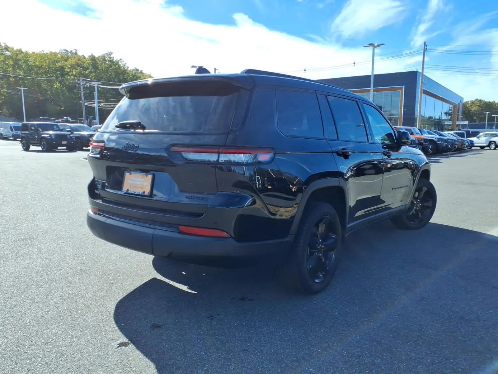 Certified Used 2024 Diamond Black Crystal Pearlcoat Jeep Limited image 7
