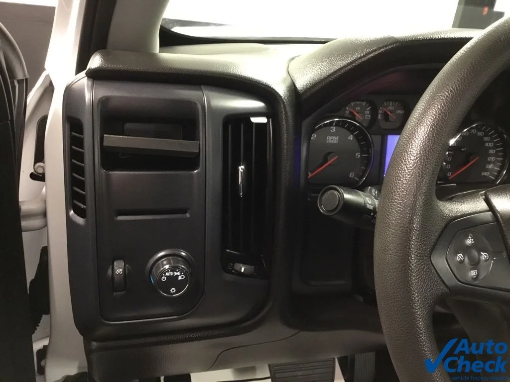 Used 2018 White GMC Base image 26
