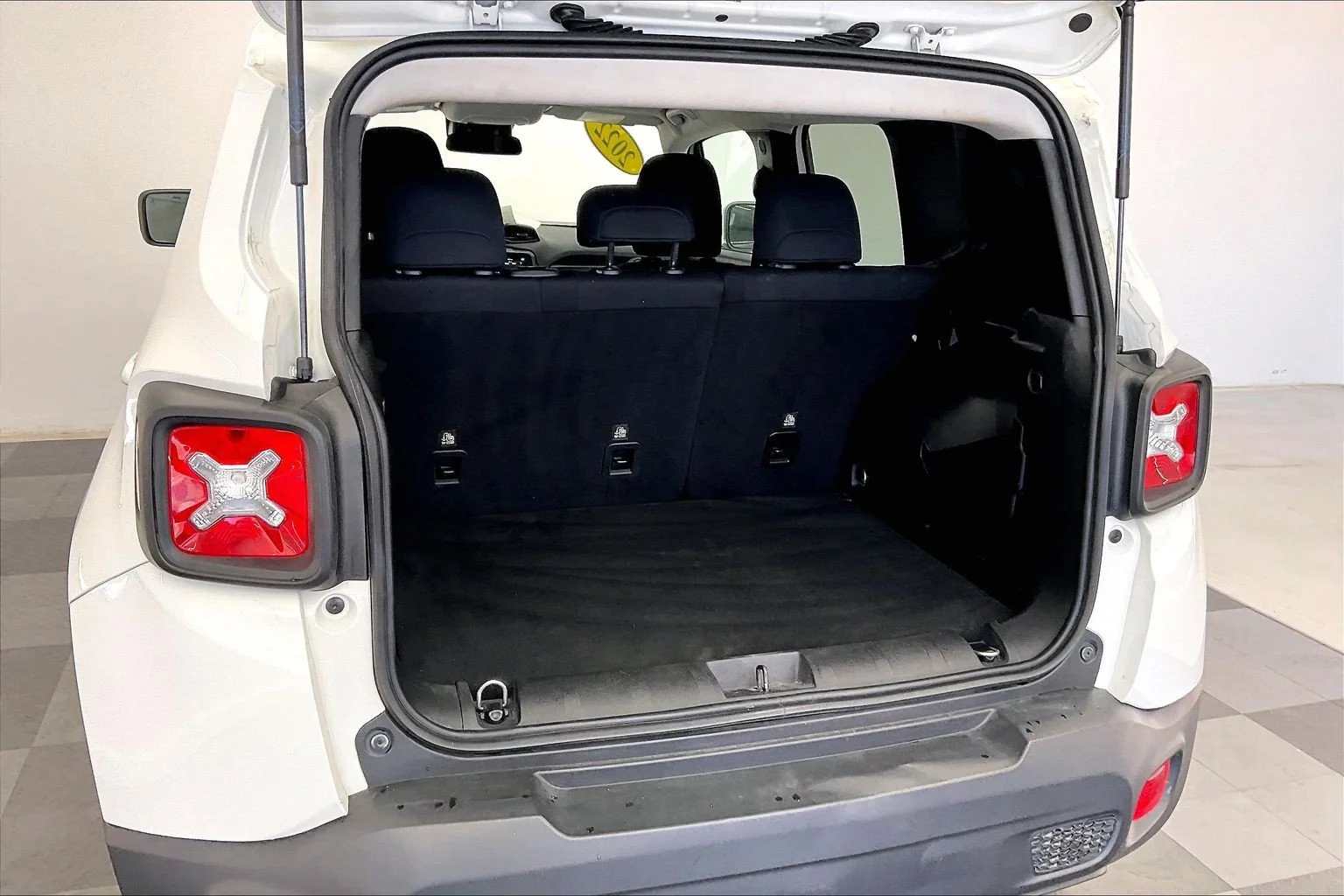 Used 2022 Alpine White Clearcoat Jeep Latitude image 26