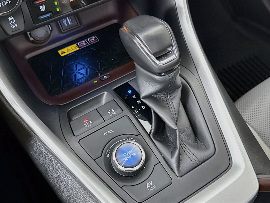 Used 2024  Toyota Hybrid Limited image 17