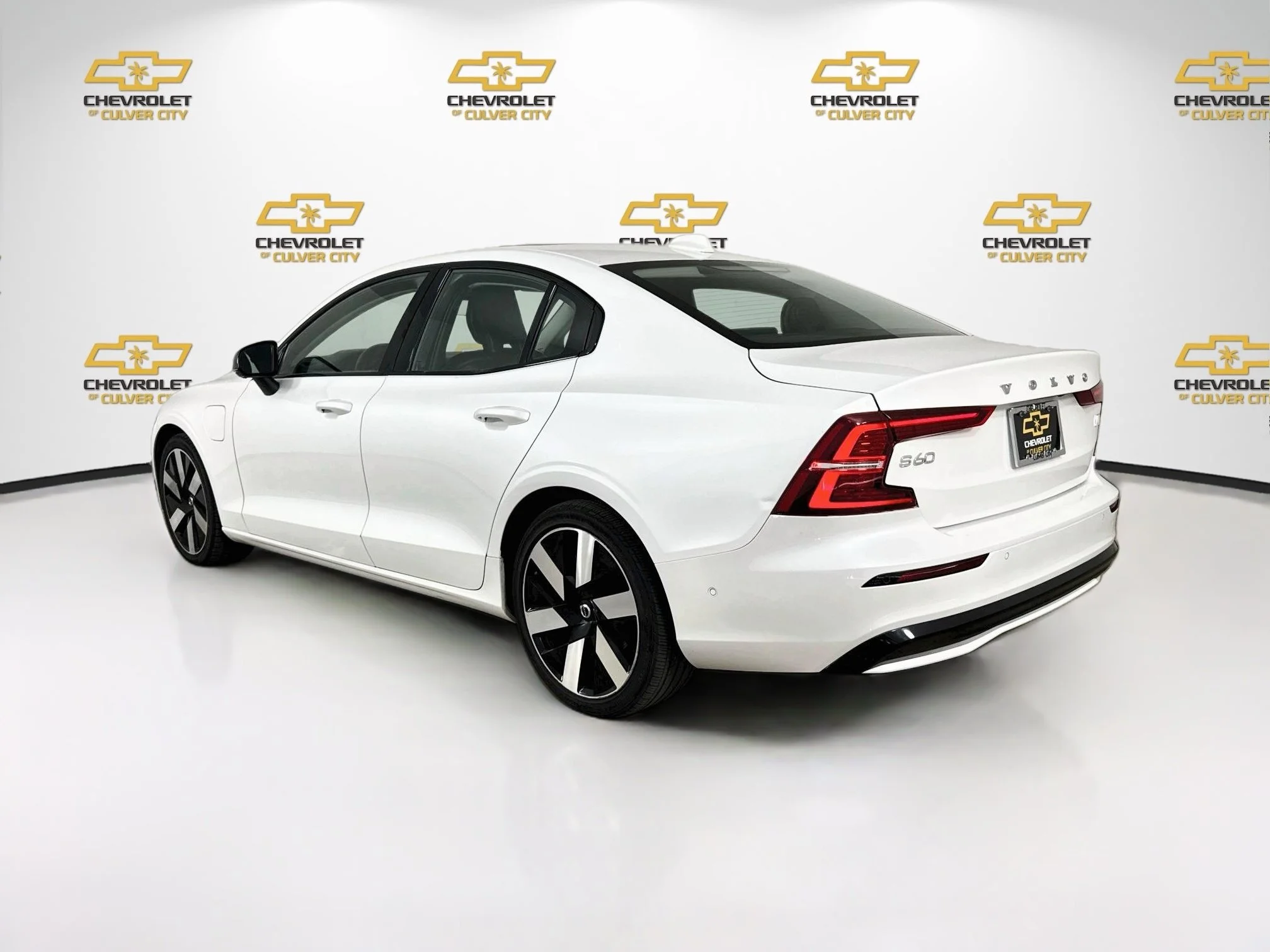 Used 2024 White Volvo Plus Dark Theme image 6