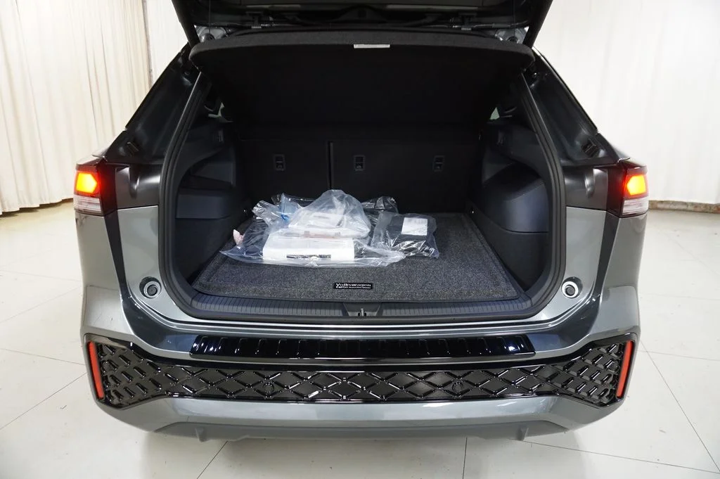 New 2026 Platinum Gray Volkswagen SE R-Line Black image 27