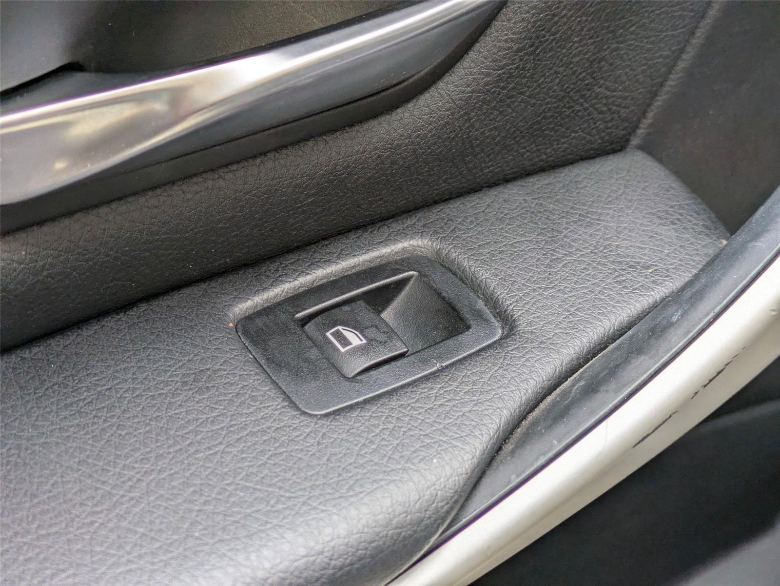 Used 2014 Glacier Silver Metallic BMW 320i image 18