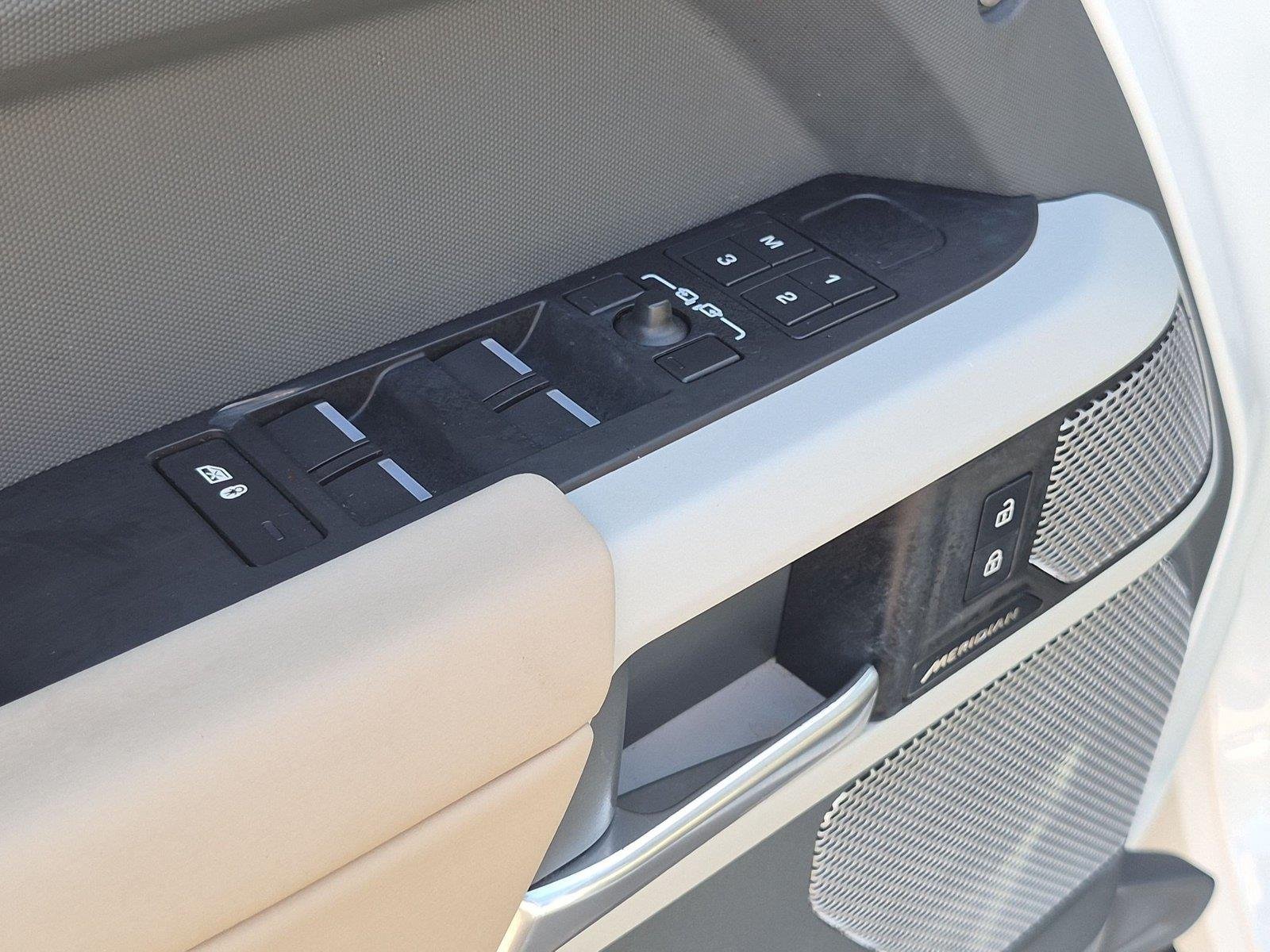 Used 2024 Fuji White Land Rover S image 15